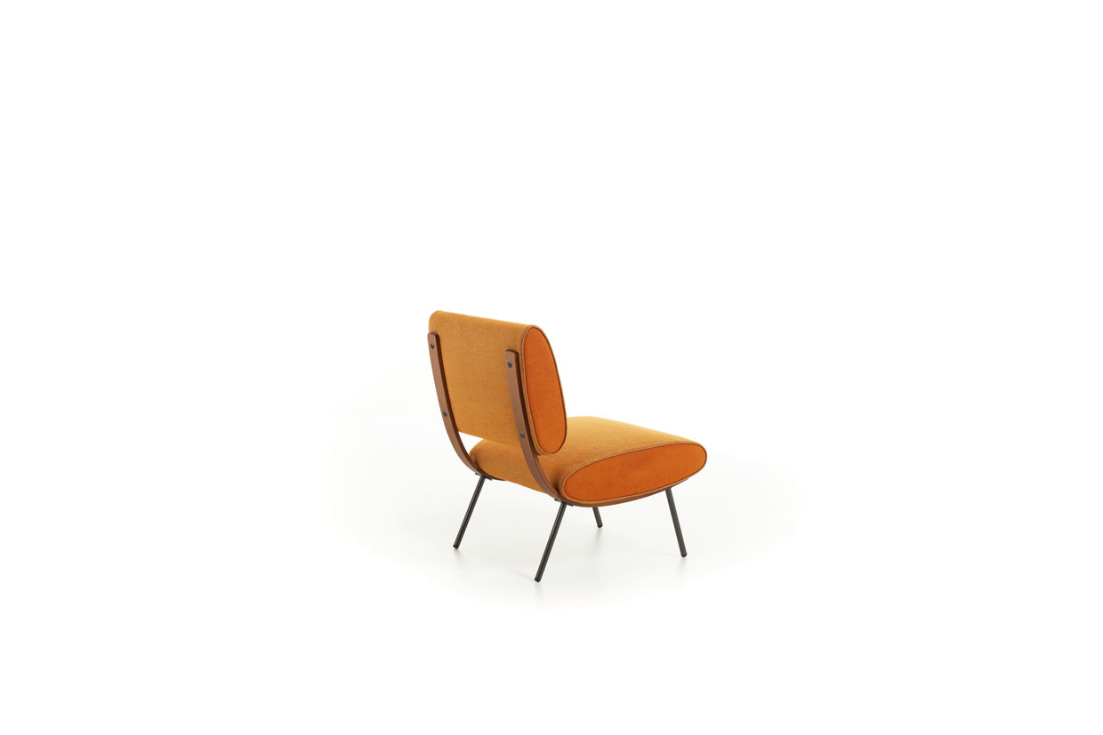 Freisteller und Rückenansicht des Sessels «Round D.154.5» mit orangem Stoffbezug von Molteni.