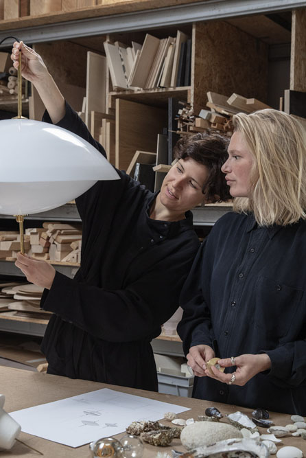 Die beiden jungen Designerinnen Isabel Ahm und Signe Lund begutachten ihren Entwurf der Lampe Clam in ihrem Atelier in Kopenhagen.