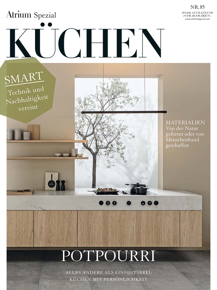 Das Cover der Jahresspezialpublikation Küchen zeigt ein moderner, heller Küchenblock in skandinavischem Look vor einem grossen Fenster mit Blick auf einen kahlen Baum.