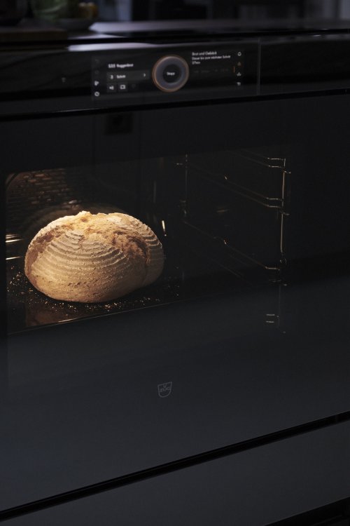 Blick in einen Ofen aus der neuen Excellence-Line von V-Zug, in welchem gerade ein Brot knusprig gebacken wird.