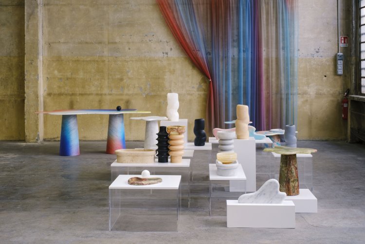 Installation mit organisch geformten bunten Marmorobjekten von Bloc Studios am Salone del Mobile in Mailand, 2019.