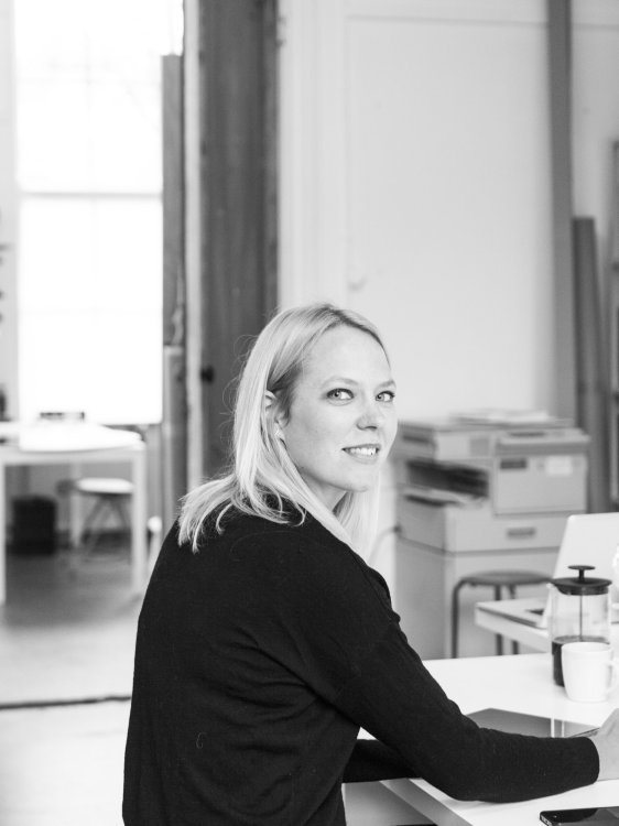 Die Designerin Sabine Marcelis in ihrem Atelier in Rotterdam.