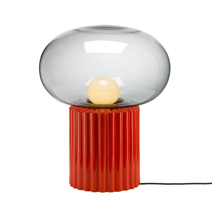 Eine Bodenleuchte in Form eines Champignon-Pilzes mit einem orange-roten, gerillten Sockel und einem Kopfteil aus leicht gräulichem Glas der Designerin Hanne Willmann für favius.