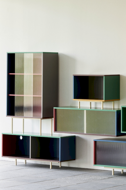 Diverse Ausführungen der Colour Cabinet-Serie von Hay in unterschiedlichen Grössen und mit unterschiedlich farbigen Seitenwänden sind stehend und hängend an einer Wand ausgestellt.