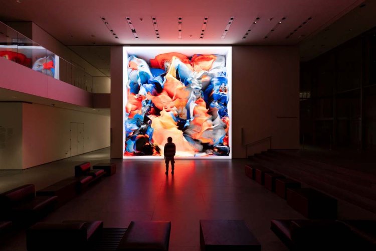 Ein Besucher steht vor der leuchtenden Installation «Unsupervised» des Datenkünstlers Refik Anadol im Entree des Museum of Modern Art in New York.
