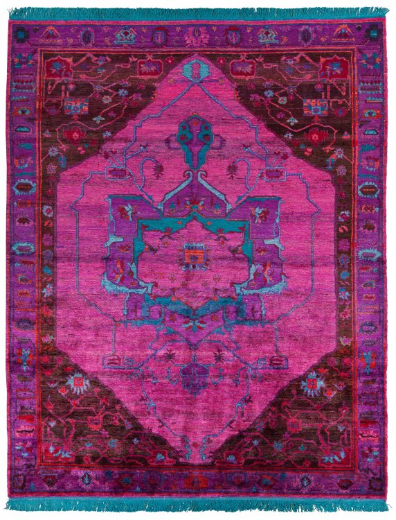 Ein Teppich mit orientalischem Muster in dunklen Violett und Pinktönen und Akzenten in Türkis von Jan Kath.