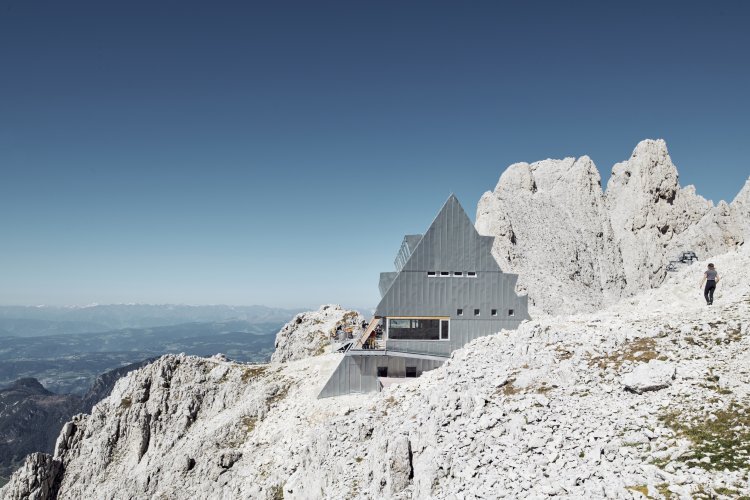 Die Santnerpasshütte eingebettet in die Felslandschaft der Dolomiten.