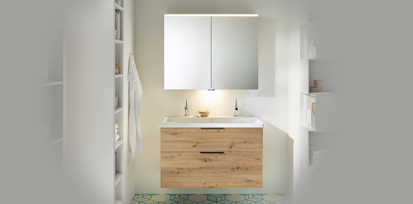 Holzverkleideter Waschtisch und Spiegelschrank in weissem Bad mit blau gemusterten Fliesen