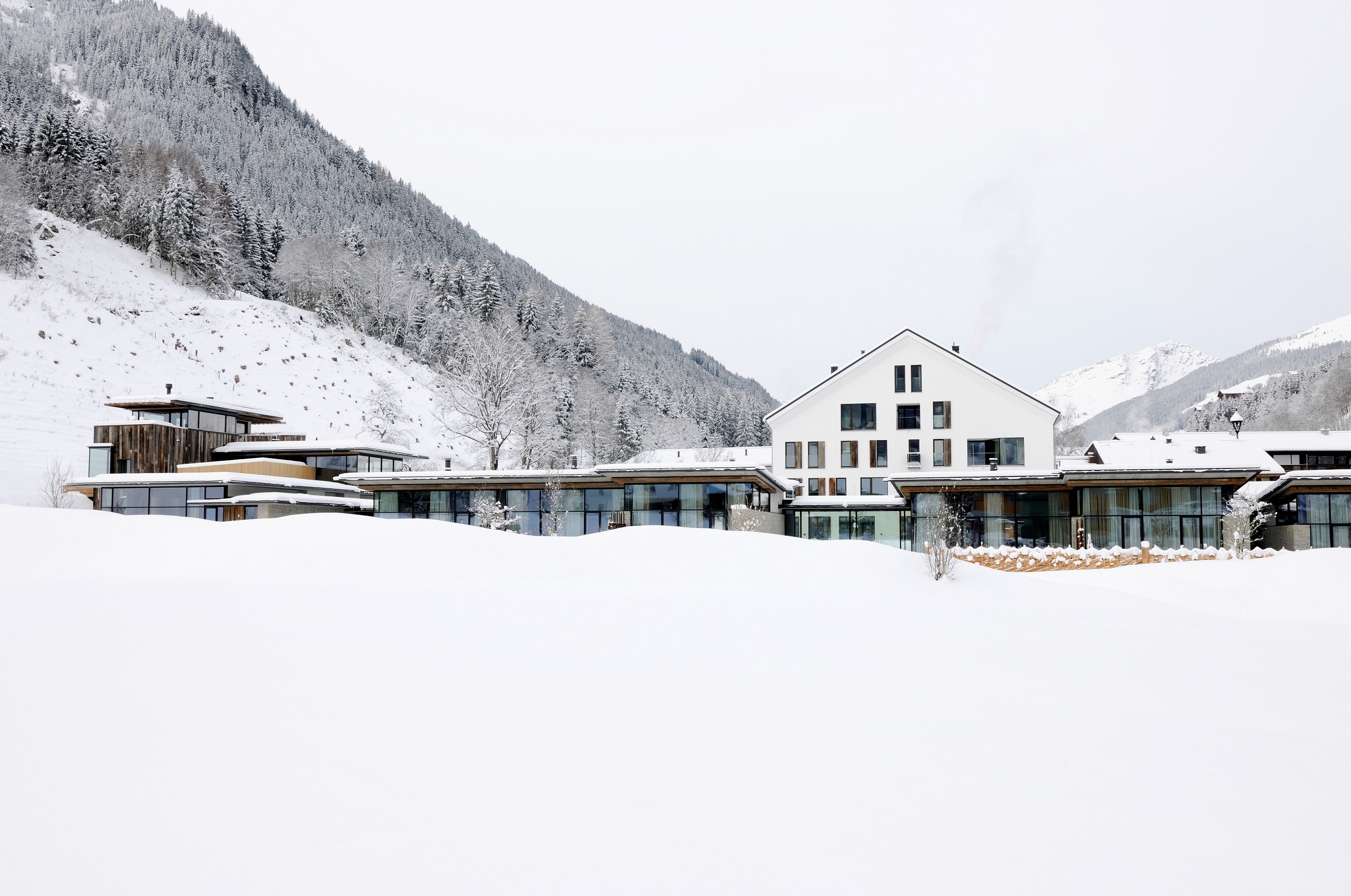 Designhotel Wiesergut umgeben von Schnee vor grauem Himmel